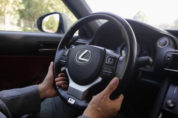 雷克萨斯IS300 F SPORT的方向盘有一个特别的秘密