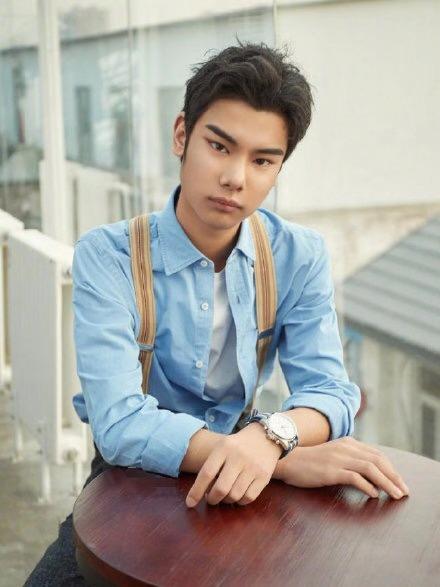 年赚百万的“眉毛哥”小吴要做直播？露骨网聊记录仍让人心忧