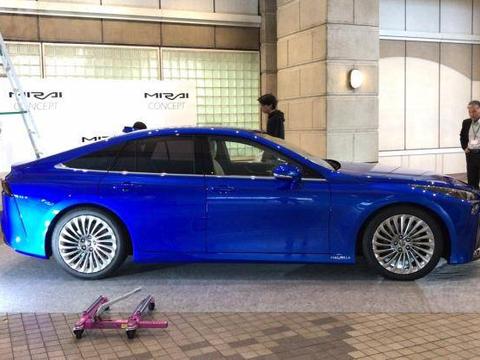 丰田又一轿车王亮相，不充电不加油跑644公里，2020年开卖