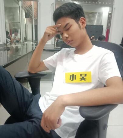 年赚百万的“眉毛哥”小吴要做直播？露骨网聊记录仍让人心忧