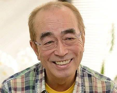 日本69岁喜剧之王病情恶化送医救治，刚出院便被拍带嫩妹逛酒吧