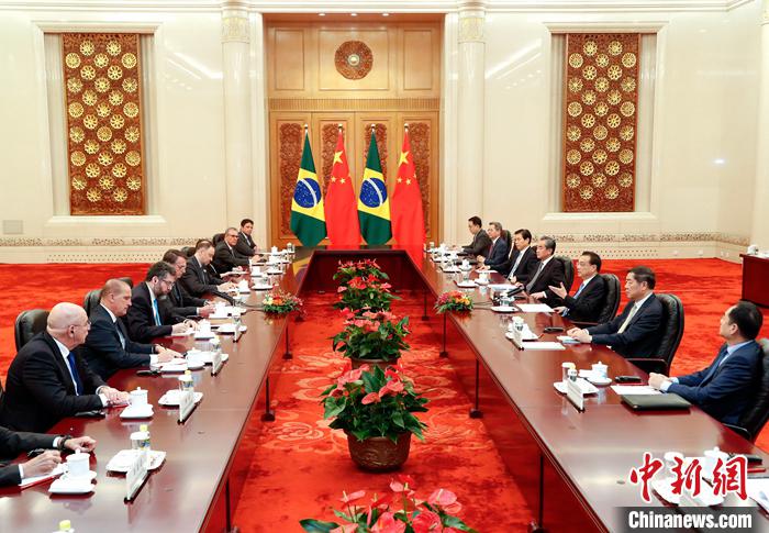 10月25日，中国国务院总理李克强在北京人民大会堂会见来华进行国事访问的巴西总统博索纳罗。中新社记者 刘震 摄