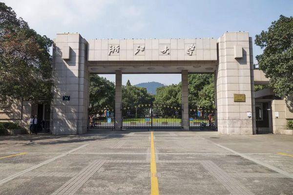 国内10大综合实力最强的大学，清华和北大领衔，你最喜欢哪个？