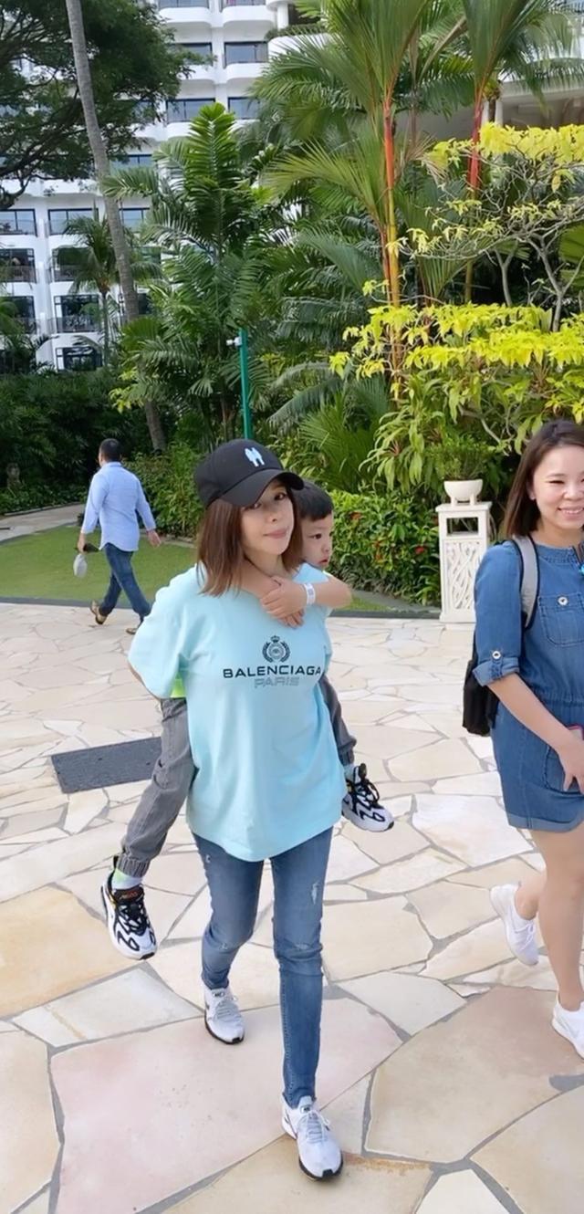 范玮琪新加坡度假,一家四口幸福同框,闺蜜徐若瑄携儿子热情招待