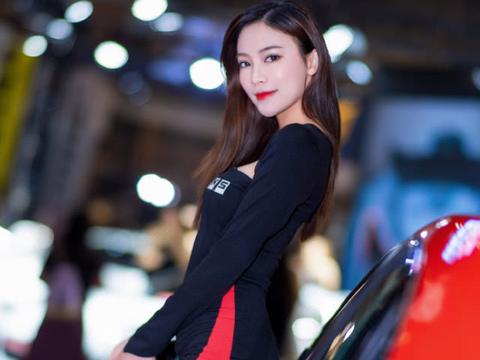 马自达车模穿黑包臀裙，垂涎欲滴，仿佛能榨出水来