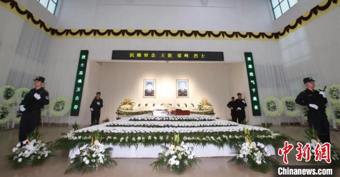 澳门银河是什么软件 - 冉莹颖的打扮又亮瞎了众人的眼!网友:没有最奇葩只有更奇葩