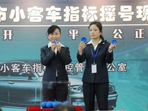 北京小客车摇号难度再攀升，新能源排到28年，网友的评论亮了！