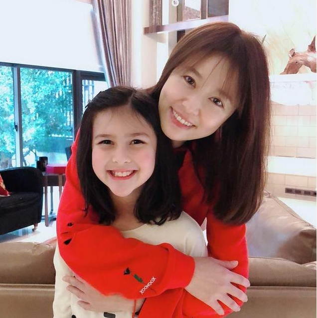 林心如女儿小海豚近照曝光甜美可爱五官长得很像霍建华