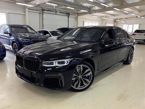 这才是最漂亮的宝马7系，全黑车身，四出排气，比奔驰S级还要帅