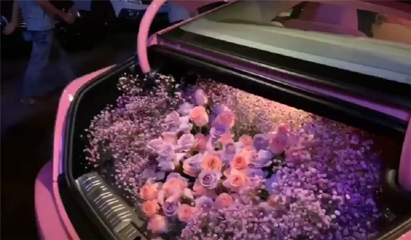 土豪送礼!定制版“樱花粉”劳斯莱斯魅影,后备箱内铺满花朵