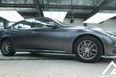 好看的汽车图片：英菲尼迪车身改色施工完毕