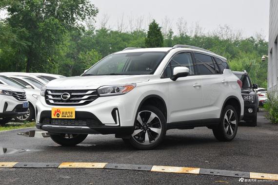 轴距加长空间增大，另外传祺GS4后排还有这两平