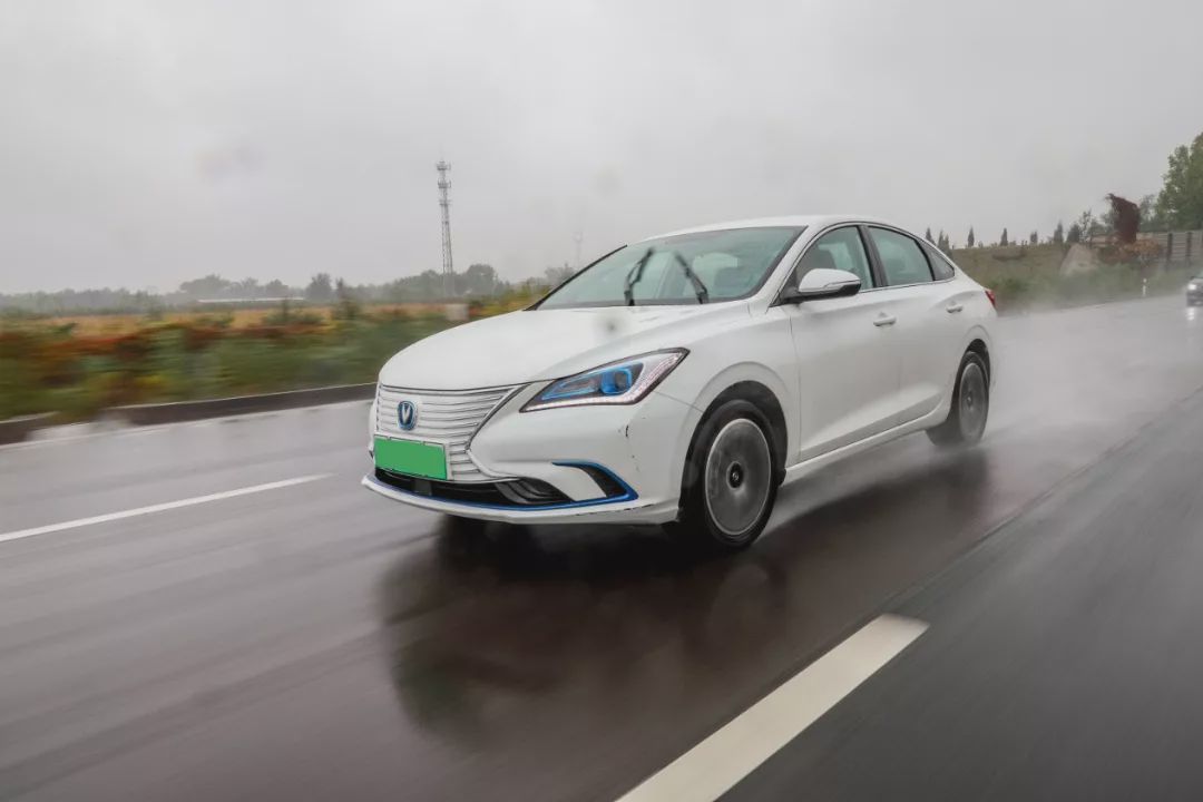 长安新能源逸动EV460首发亮相环珠三角新能源车巡回赛