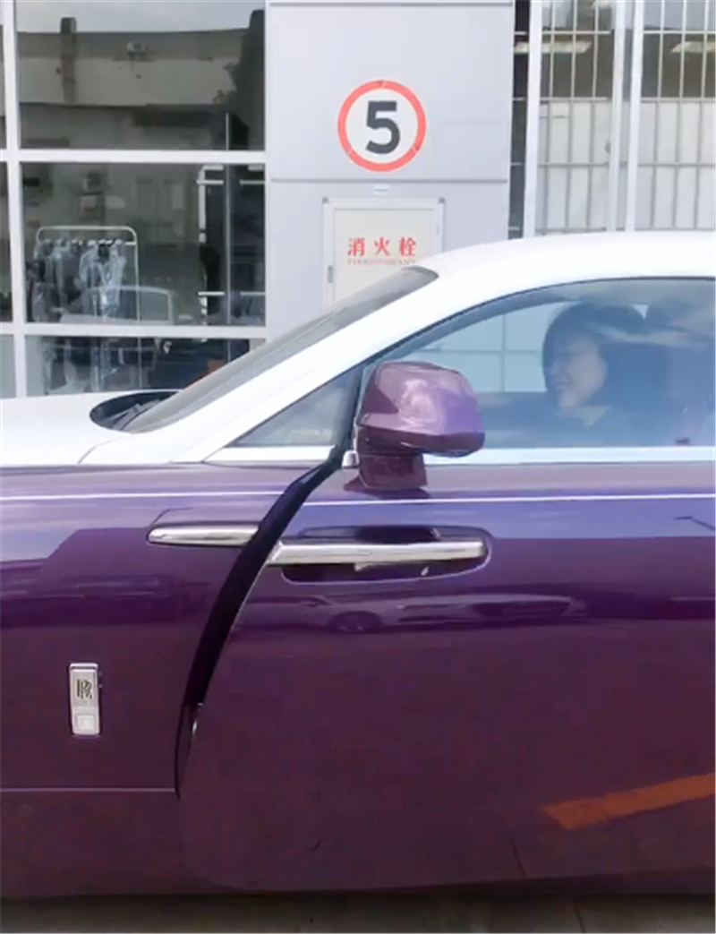 白富美座驾,双拼色劳斯莱斯魅影,落地710万,女车主比车还养眼