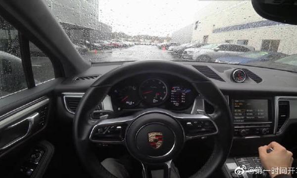 2015保时捷Macan Turbo，雨中别有一番感觉