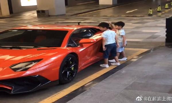 停车场遇到兰博基尼，这俩小男孩兴奋了，看来男人爱车不分年龄