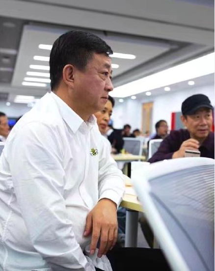 55岁朱军近照曝光：夫妻久违同框聚餐，精神状态差苍老不少！