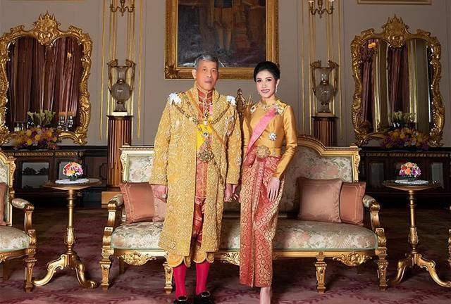 泰国国王62岁原配妻子罕见现身,坐轮椅不忘打扮精致,令人唏嘘