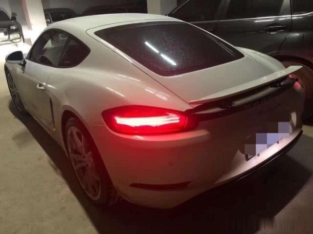 男子5分钟买下保时捷跑车,女销售:够爽快,送你一个服务