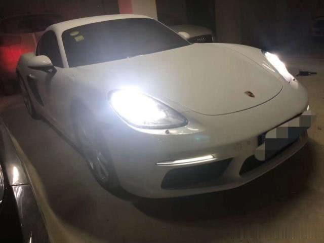 男子5分钟买下保时捷跑车,女销售:够爽快,送你一个服务
