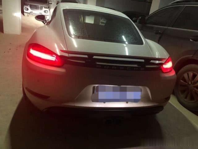 男子5分钟买下保时捷跑车,女销售:够爽快,送你一个服务