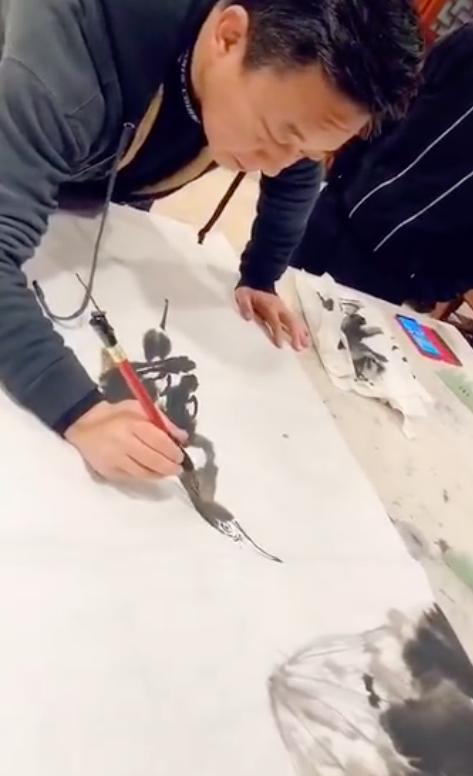 55岁朱军近照曝光：夫妻久违同框聚餐，精神状态差苍老不少！