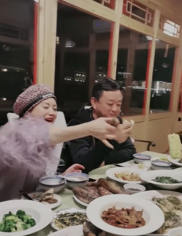55岁朱军近照曝光：夫妻久违同框聚餐，精神状态差苍老不少！