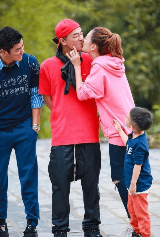 同是“古惑仔”, 陈小春老婆和郑伊健老婆对比, 差距不是一般大