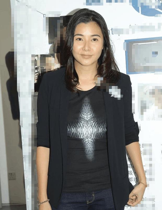 同是“古惑仔”, 陈小春老婆和郑伊健老婆对比, 差距不是一般大