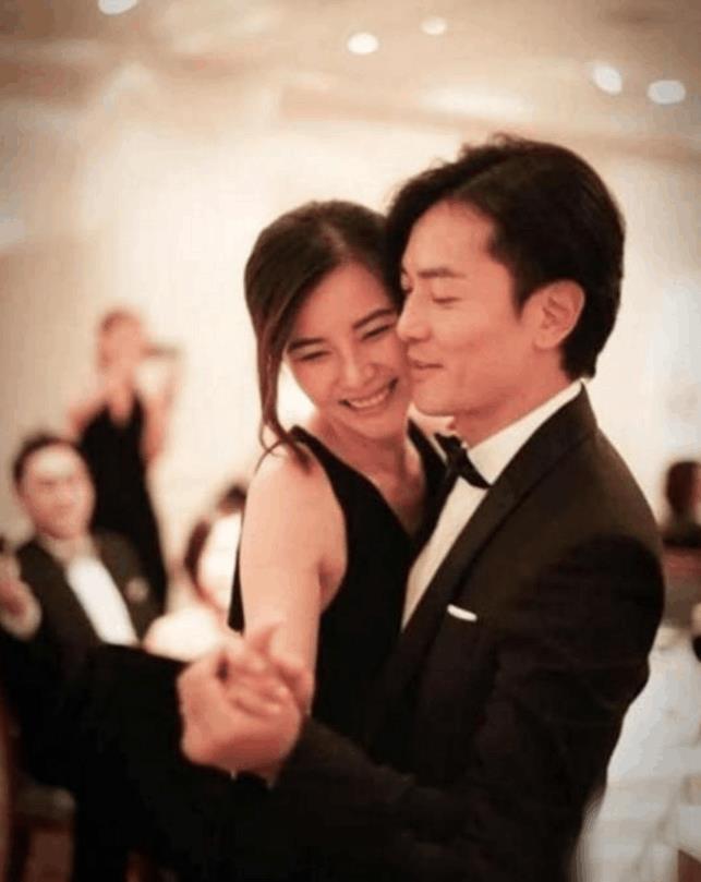 同是“古惑仔”, 陈小春老婆和郑伊健老婆对比, 差距不是一般大