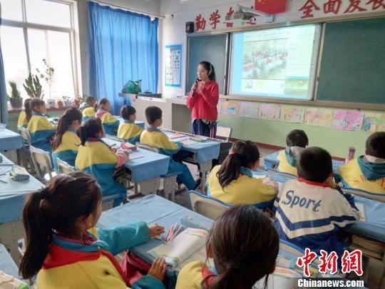 优博网官方网站 - 17只宠物合影多难?英国铲屎官用了两周,深刻体会:喵主子太大牌