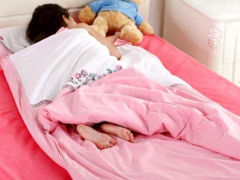 宝宝睡觉总踢被子，不一定会着凉！踢被子真的是因为热吗？