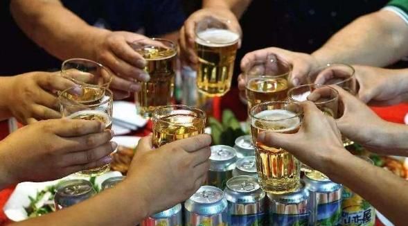 ktv酒桌上面的酒照片,KTV喝酒图片 真实 酒鬼们也怕它,酒桌上的这2种"夺命酒",有一种竟还是啤酒?