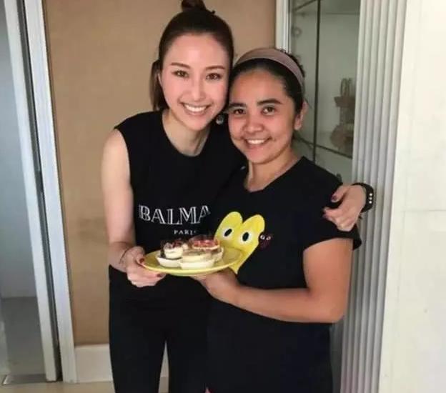 何超云素颜现身探望赌王,她堪称佛系少女寄情工作,远离豪门之争
