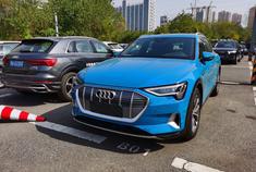 奥迪纯电动SUV e-tron到店了，这款配置大概80万左右