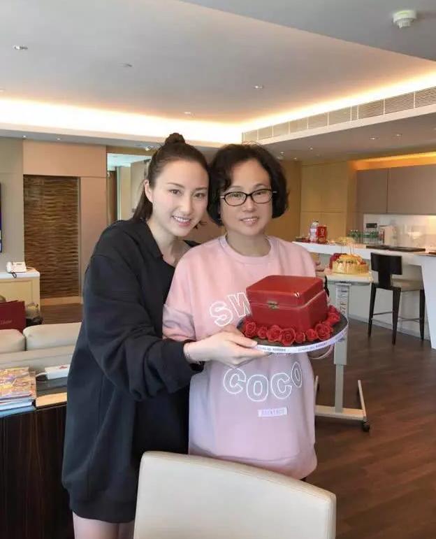 何超云素颜现身探望赌王,她堪称佛系少女寄情工作,远离豪门之争