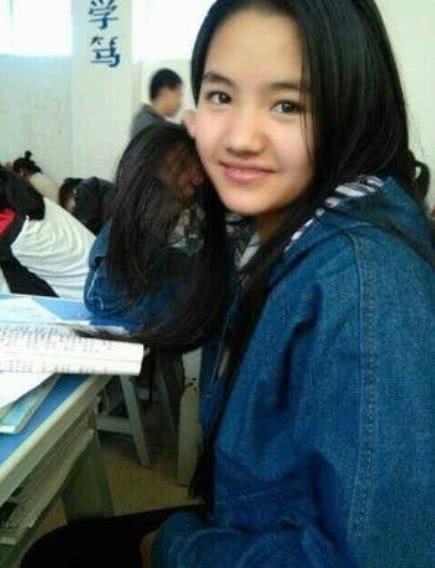 变形计"最美女孩"终于长大,颜值越变越美,被城市哥哥捧在手心