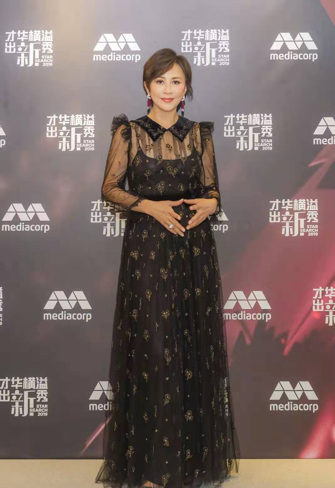 刘嘉玲出席活动,一袭黑色薄纱长裙优雅显气质,53岁了还是这么美