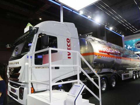 上汽红岩车罐一体智能危化车，近百万元的庞然大物，上海车展实拍