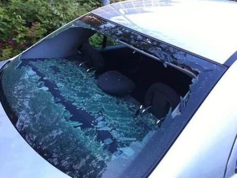 车停路边玻璃被砸碎，保险公司不给赔？老司机：别忽略这个细节！