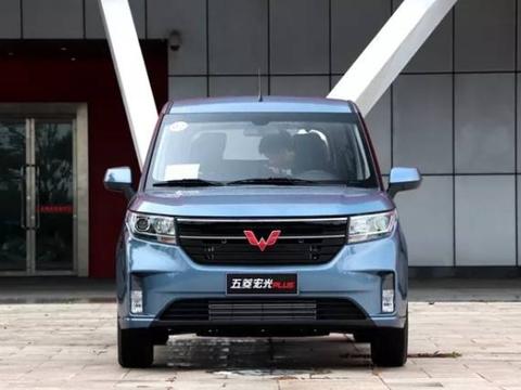 选择五菱宏光PLUS：适合一家六口，随心出行安全至上