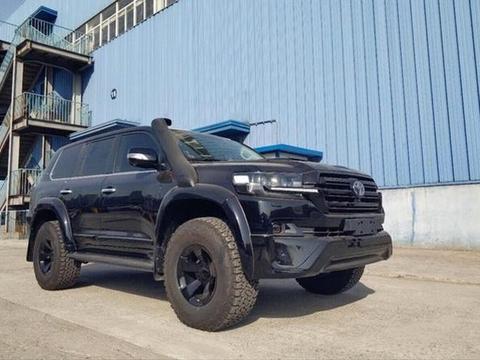 丰田陆巡“黑金刚”实拍，自带涉水喉、拖车钩，配KDSS悬挂技术