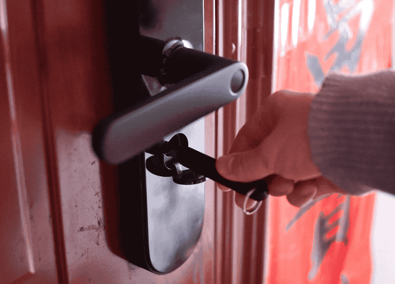 找一个 type-c 口的充电宝就能解决困境,不需要再花三四百叫开锁了