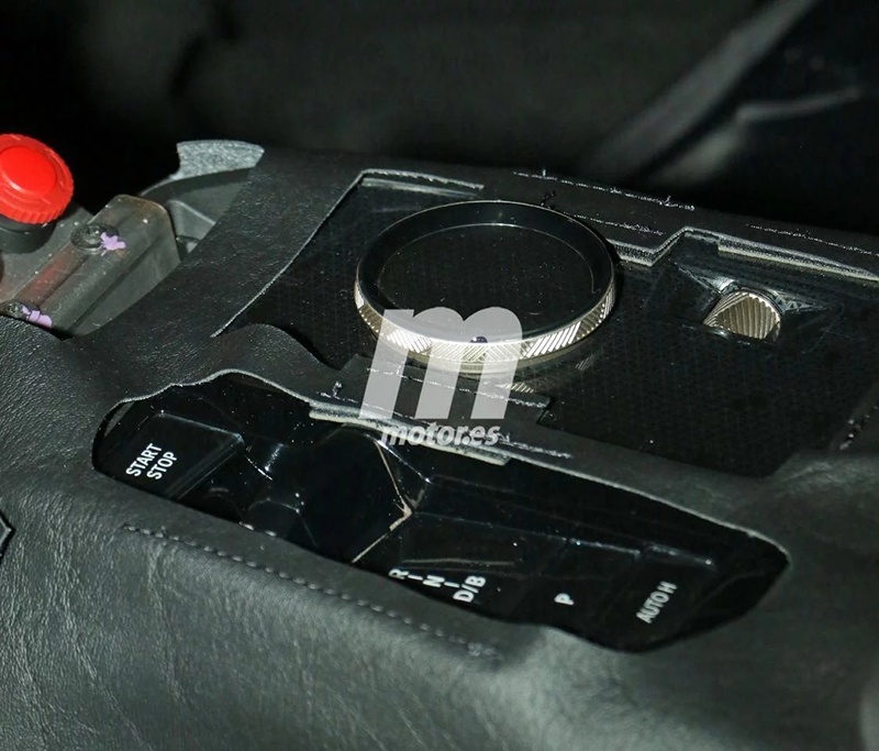 多边形方向盘/贯通式曲面屏 宝马iNEXT量产车型内饰谍照曝光