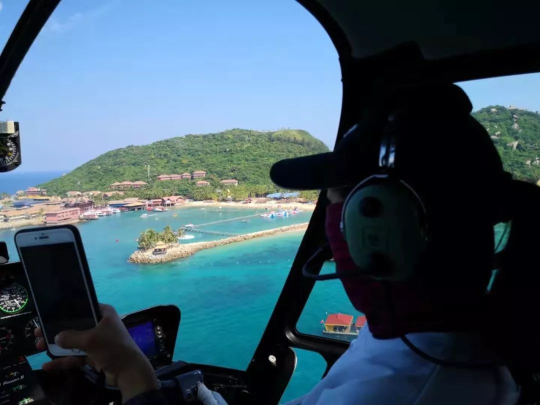 年轻情侣乘坐直升机旅行-蓝牛仔影像-中国原创广告影像素材