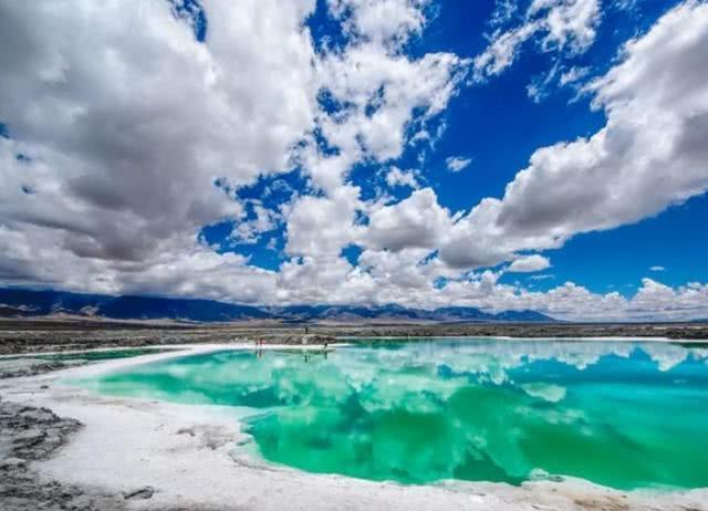 察尔汗盐湖位于青海西部是世界第一大盐湖