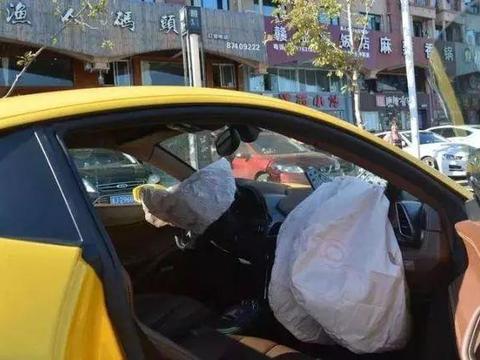 法拉利撞上宝马，一秒损失上百万，车却借来的？！