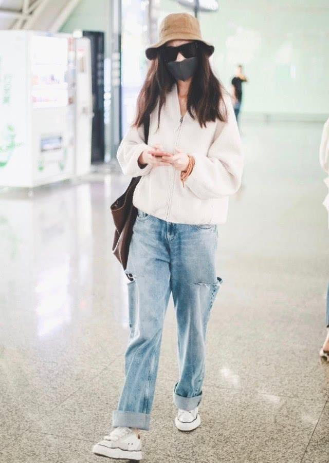倪妮不愧是街拍达人,各种放飞自我的摆拍中,7字站姿最