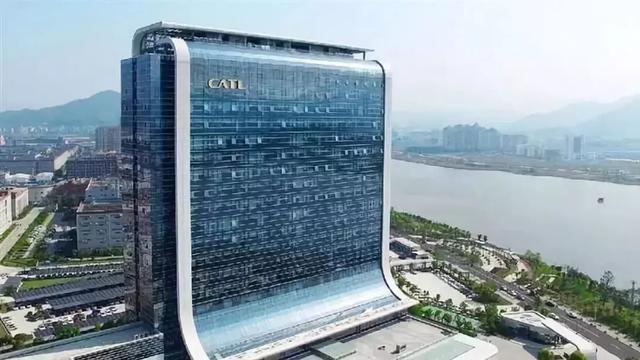 2019胡润百富榜,前50名的门槛从去年的420亿元提高到了520亿元