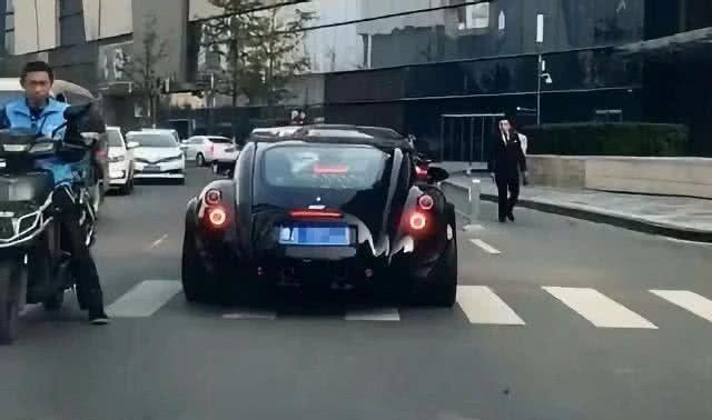 郑州街头一辆“老爷车”超跑,车标是蜥蜴,迈巴赫看到都得让道